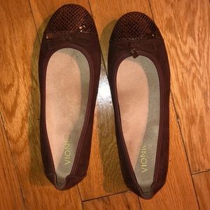 LIKE NEW Brown suede VIONIC flats